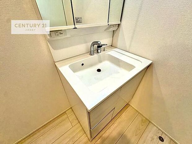 深い洗面台ボウルは、水が跳ねにくいのでお手入れが楽々!清潔感が保てます!キレイな洗面所で自分磨きのモチベーションが上がりますね!