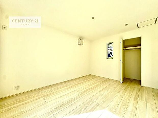 各洋室にはクローゼットを完備しており、収納スペースも充実。衣類や日用品、季節物の収納に便利で、いつでもすっきりと片付いたお部屋を保てます。