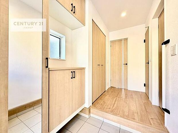 疲れて帰ってきても、ただいま！を言いたくなる、優しく迎え入れてくれる空間になっています。明るく温もり溢れる玄関です！