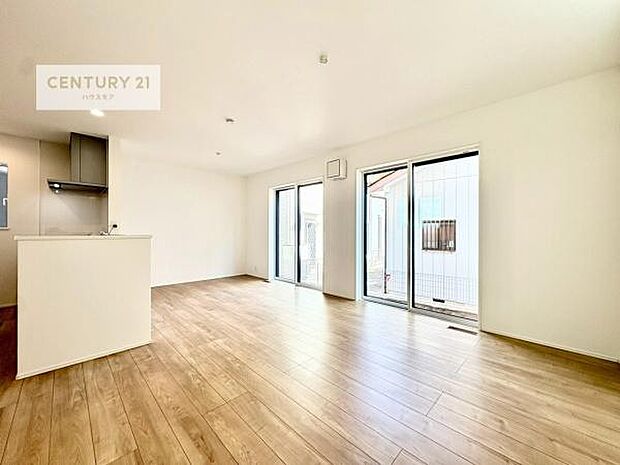 大きな窓からたっぷりの陽ざしが入る明るいリビング。開放感のあるリビングで家族団らんのくつろぎの時間を過ごせます。