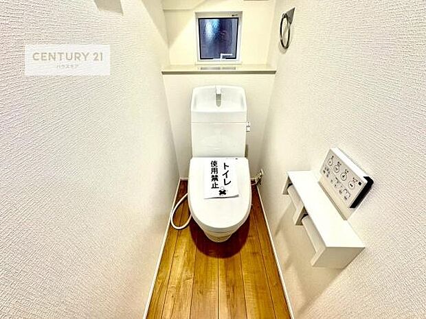 1・2階にトイレがございます！朝の忙しい時間帯も待たずにすみそうですね。白を基調とした清潔感のあるトイレでお手入れがしやすいです！