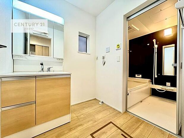 小窓付きの明るい洗面室です！湿気もすぐに入れ替えができて清潔に保つことができます！自然光が差し込むのでお化粧の仕上がりも良くなりますね！