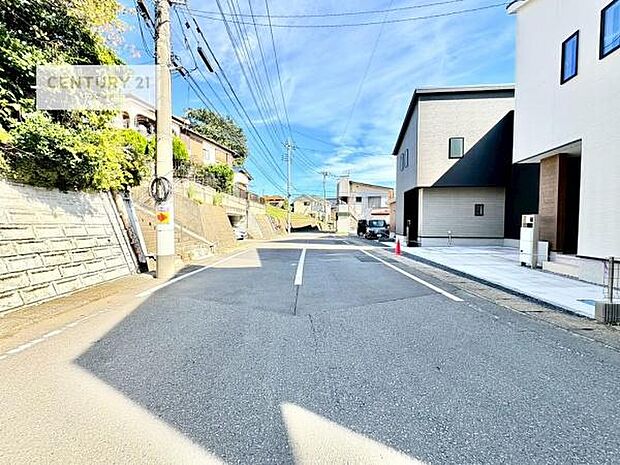 前面道路は約10ｍ！陽当り良好な立地です。車庫入れが苦手な方も安心ですね。