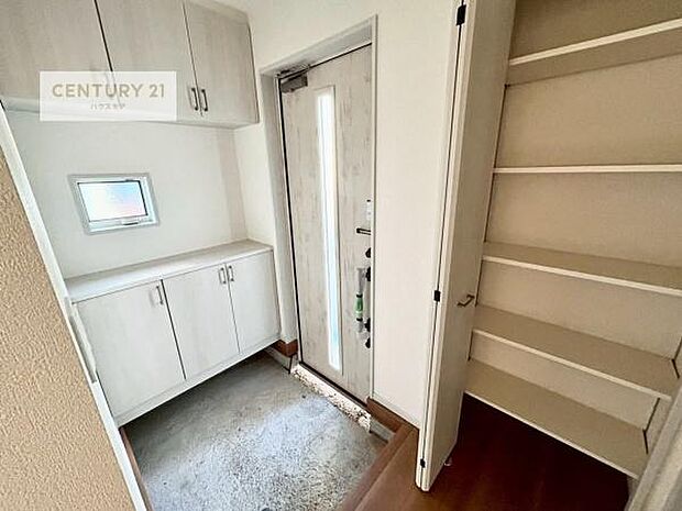 シューズボックス付きなので、玄関が片付きお掃除がしやすいです！スッキリした玄関で戸を開けた瞬間、清潔感のある心地いい空間が出迎えてくれます。