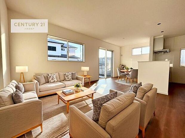 家具はCGパースです。心地良いリビングは家族が自然と集まります。家族団欒の時間が増えそうです。ご家族と、より一層充実した時間を過ごせそうですね。明るく開放的な空間です。