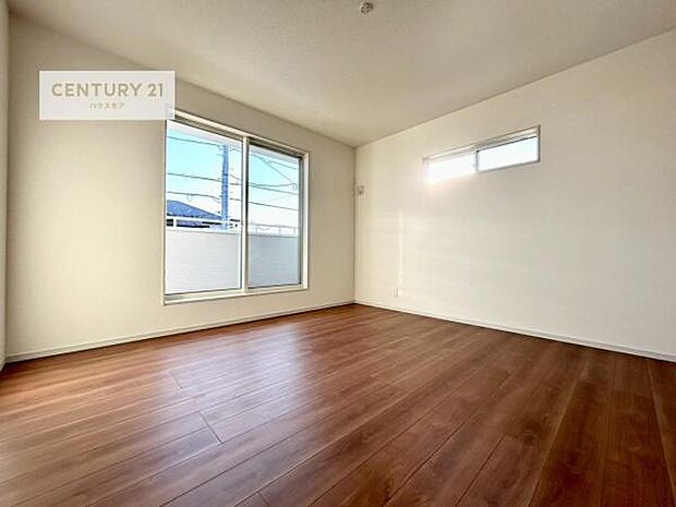 バルコニーに面している洋室です。明るく温もりがあり、換気もしっかりできます！朝起きて、外に出て背伸びをしつつ深呼吸をし良い朝を迎え入れることが出来そうですね！