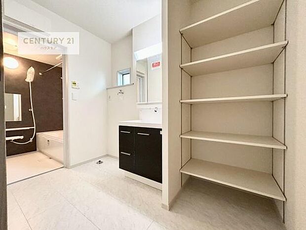 身なりを整える洗面所は、清潔感が大事です！水周りの清潔感のある雰囲気を演出！気持ちよくお使いいただけます。収納スペースも嬉しいですね！