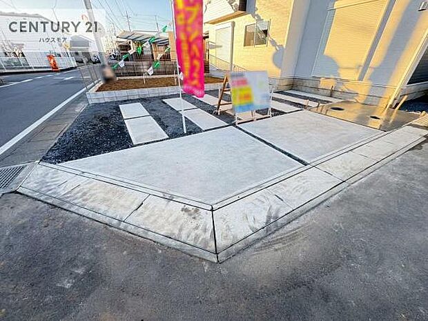 駐車スペースは3台分あります！セカンドカーはもちろん、バイクや自転車なども置き場所に困りません。