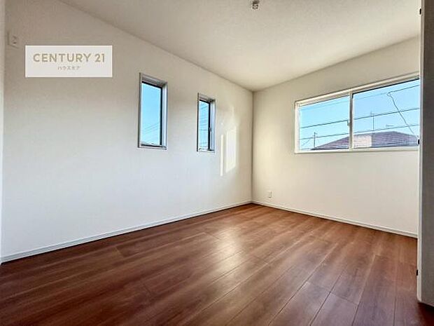 2面採光を確保した明るい室内は、風通しも良く、明るく大変居心地の良い空間となっております。リラックスして過ごせる心地の良いお部屋です！朝の目覚めがスッキリしますね！