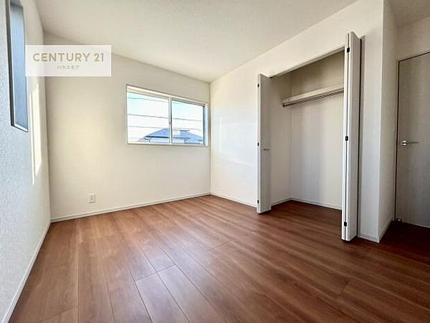 洋室は子供部屋や寝室、色々と用途多彩に利用できますね。収納力もたっぷりなので、広々気持ちよく過ごすことができます。