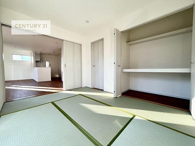 リビングと隣接した和室です！家事の休憩スペースやキッズスペースとして活用するのもよさそうですね！和室の使い方は無限大！収納スペースもたっぷりです！
