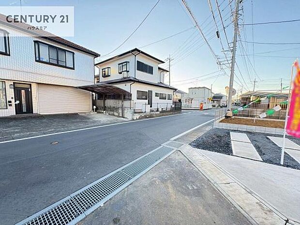 前面道路6ｍ×6ｍ！陽当り良好な立地です。車庫入れが苦手な方も安心ですね。