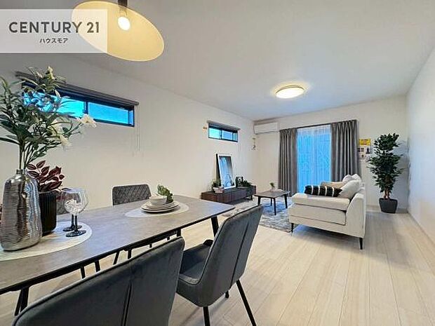 優しい陽だまりがリビングを包んでくれて居心地の良い空間を演出してくれます！自然と家族が集い会話が増える心地よい空間！