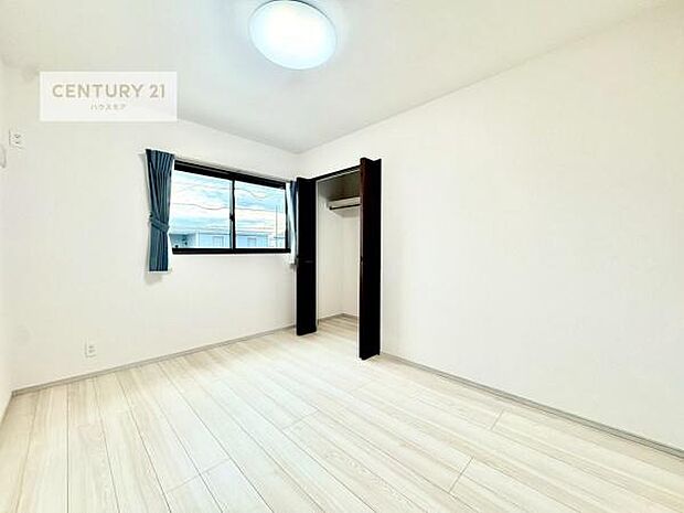 掃き出し窓がないお部屋は、お子様のお部屋としても安心です！収納スペースも充実しているので散らかったお部屋をサッと片付けられます！