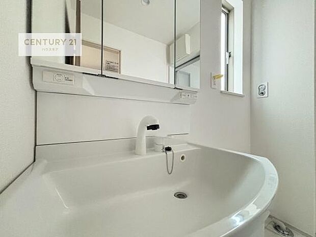 小窓付きの明るい洗面室です!湿気もすぐに入れ替えができて清潔に保つことができます!自然光が差し込むのでお化粧の仕上がりも良くなりますね!(同仕様)