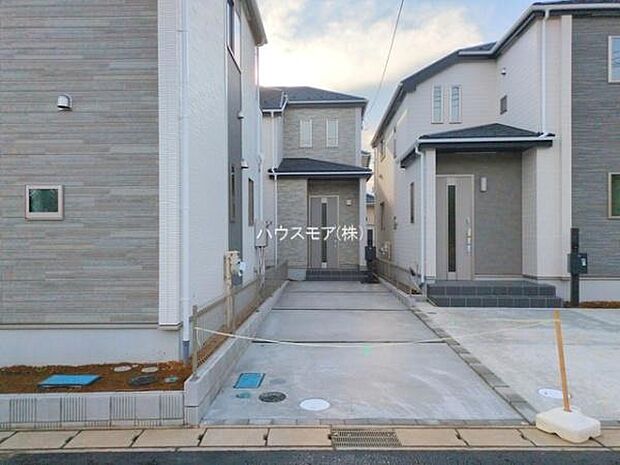 駐車スペースは2台分あります!セカンドカーはもちろん、バイクや自転車なども置き場所に困りません。