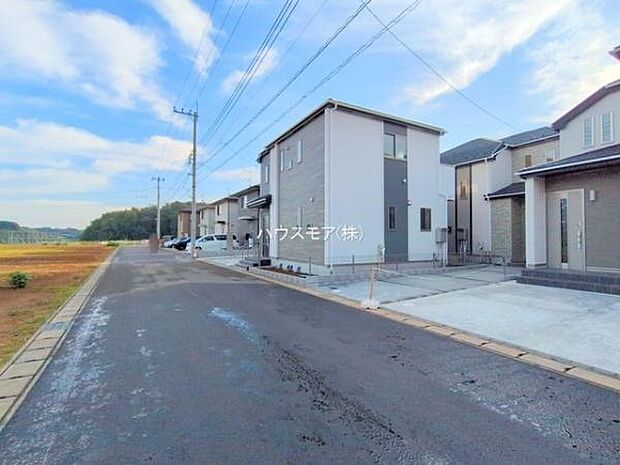 前面道路は6m!陽当り良好な立地です。車庫入れが苦手な方も安心ですね。