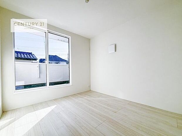 バルコニーに面している洋室です。明るく温もりがあり、換気もしっかりできます！朝起きて、外に出て背伸びをしつつ深呼吸をし良い朝を迎え入れることが出来そうですね！（同仕様）