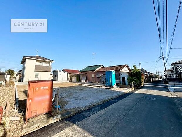 前面道路は4ｍ！陽当り良好な立地です。車庫入れが苦手な方も安心ですね。