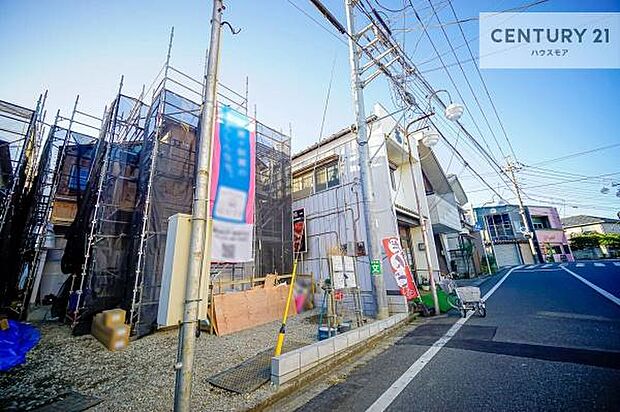 前面道路は8m!陽当り良好な立地です。車庫入れが苦手な方も安心ですね。