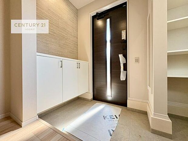 シューズインクローク付きです！シューズだけでなくベビーカーや折り畳み自転車、アウトドア用品もスッキリと片付けられます！