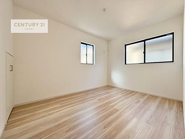 掃き出し窓がないお部屋は、お子様のお部屋としても安心です！収納スペースも充実しているので散らかったお部屋をサッと片付けられます！