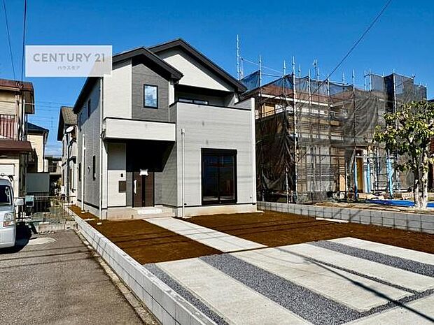 駐車スペースは2台分あります！セカンドカーはもちろん、バイクや自転車なども置き場所に困りません。