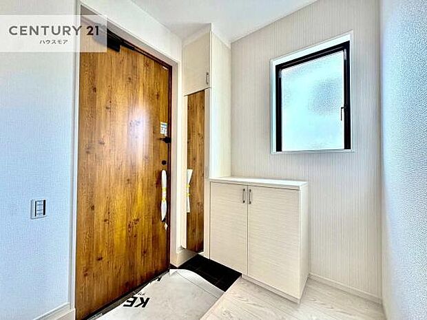 シューズボックス付きなので、玄関が片付きお掃除がしやすいです！スッキリした玄関で戸を開けた瞬間、清潔感のある心地いい空間が出迎えてくれます。