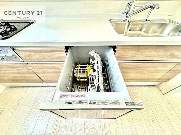 食洗機付き！忙しい時や冬場は手荒れ防止として大活躍します！ビルトイン仕様なので、場所も取らず調理スペースも広く使えて手際よく作業が出来ます！