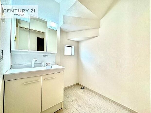 三面鏡仕様の洗面所は、身だしなみがしやすい造り！裏は収納になっています。ドライヤーやお化粧道具を片付けられるので洗面台周りをスッキリと見せることが出来ます！