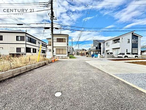 前面道路4ｍ！陽当り良好な立地です。車庫入れが苦手な方も安心ですね。