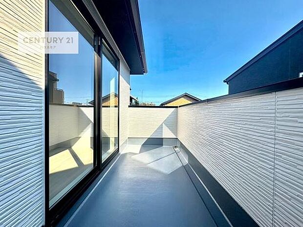 陽当たり良好なバルコニーです！晴れた日には青い空を見渡せる開放的な時間を楽しめます。