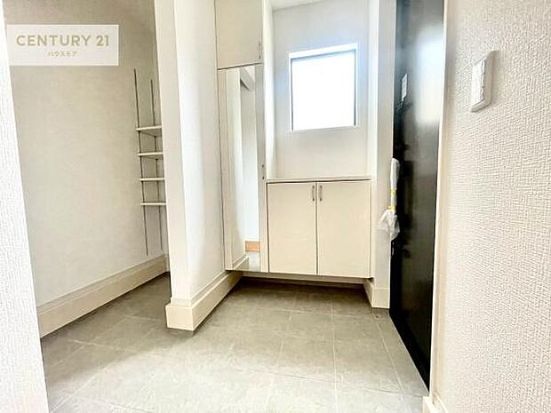 シューズインクローク付きです！シューズだけでなくベビーカーや折り畳み自転車、アウトドア用品もスッキリと片付けられます！