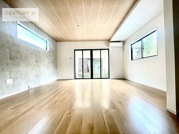 大きな窓からたっぷりの陽ざしが入る明るいリビング。開放感のあるリビングで家族団らんのくつろぎの時間を過ごせます。