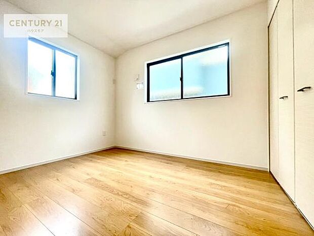 掃き出し窓がないお部屋は、お子様のお部屋としても安心です！収納スペースも充実しているので散らかったお部屋をサッと片付けられます！