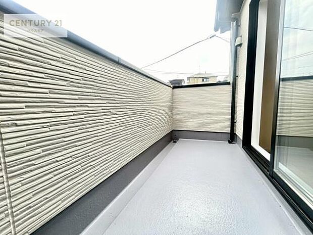 広々としたバルコニーで一日の始まりをスタート！お洗濯ものをたっぷり気持ちよく干せます！