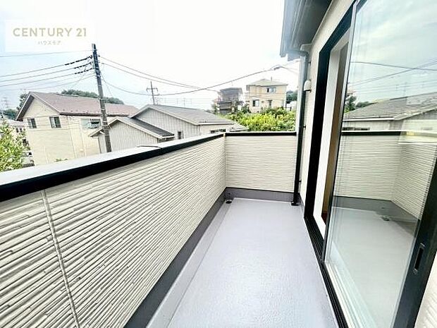 晴れた日には青い空を見渡せる開放的な時間を楽しめます。気持ちの良い風が通り抜ける街並みです！