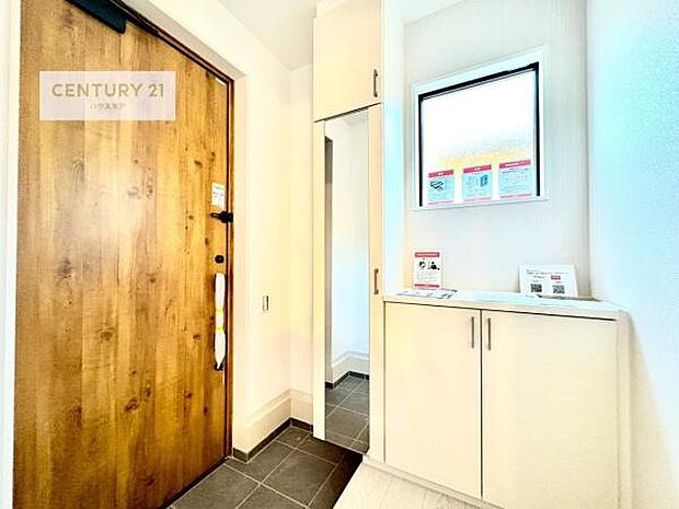 シューズボックス付きなので、玄関が片付きお掃除がしやすいです！スッキリした玄関で戸を開けた瞬間、清潔感のある心地いい空間が出迎えてくれます。