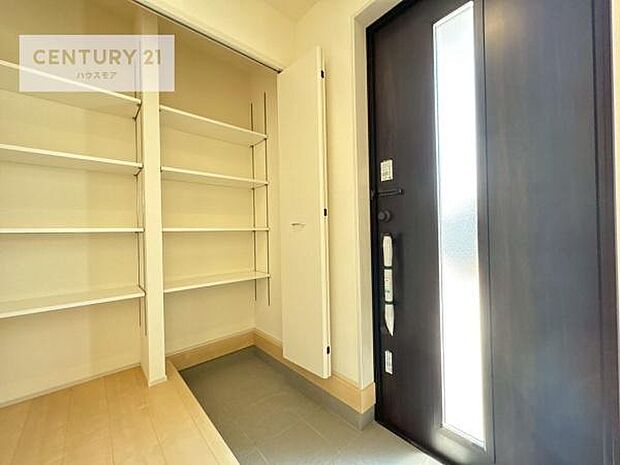 シューズボックス付きなので、玄関が片付きお掃除がしやすいです!スッキリした玄関で戸を開けた瞬間、清潔感のある心地いい空間が出迎えてくれます。