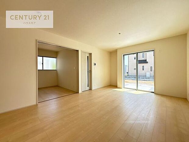 大きな窓からたっぷりの陽ざしが入る明るいリビング。開放感のあるリビングで家族団らんのくつろぎの時間を過ごせます。