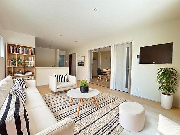 家具はCGパースです。心地良いリビングは家族が自然と集まります。家族団欒の時間が増えそうです。ご家族と、より一層充実した時間を過ごせそうですね。明るく開放的な空間です。