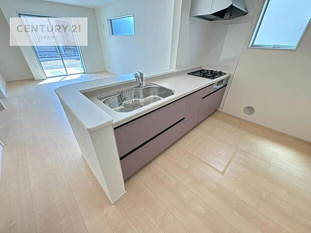 大人気の対面式システムキッチンを採用しています!ご家族のコミュニケーションが自然と増える設計です。お子様にも目が届くので嬉しいですね。収納力もあります!