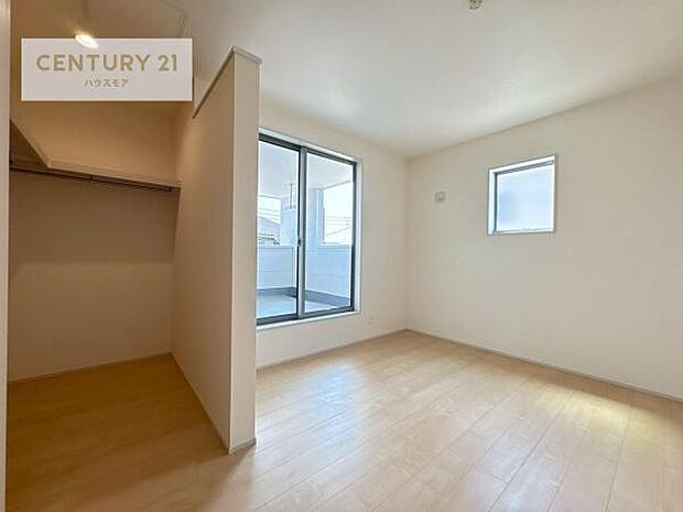 バルコニーに面した洋室。優しい光が差し込む洋室は、朝の目覚めも気持ちが良さそうですね。おうち時間もゆったりと過ごすことができます。