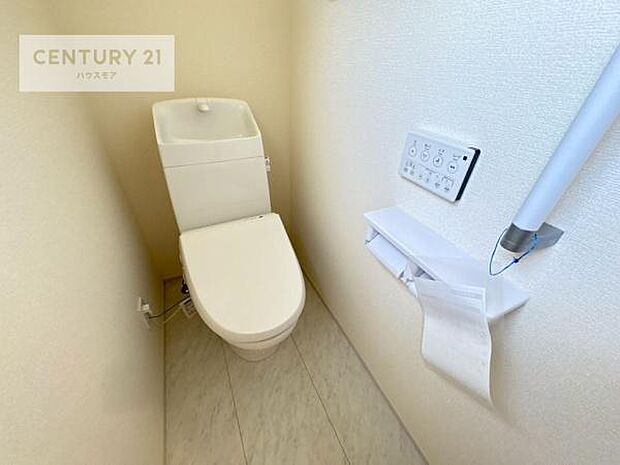 1・2階にトイレがございます!朝の忙しい時間帯も待たずにすみそうですね。白を基調とした清潔感のあるトイレでお手入れがしやすいです!