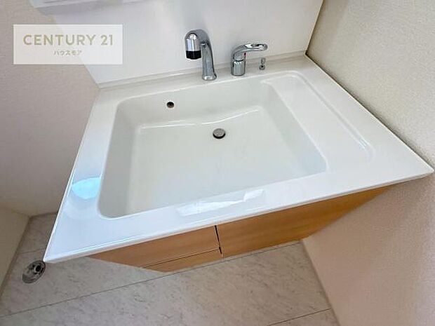 洗面台のボウルが深く床に水が跳ねにくいです!それにお掃除がしやすい使い勝手の良い白を基調とした清潔感のある洗面台で気持ちよくお使いいただけます!