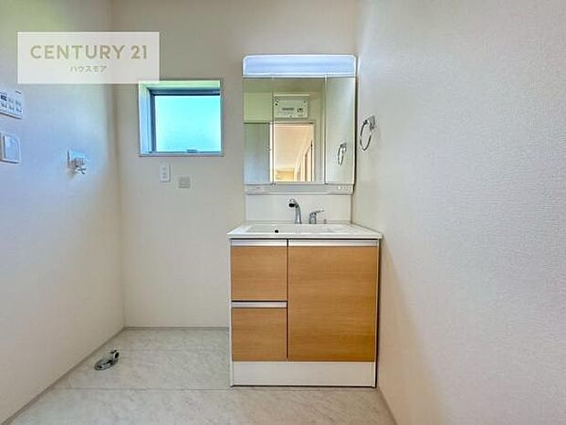 小窓付きの明るい洗面室です!湿気もすぐに入れ替えができて清潔に保つことができます!自然光が差し込むのでお化粧の仕上がりも良くなりますね!