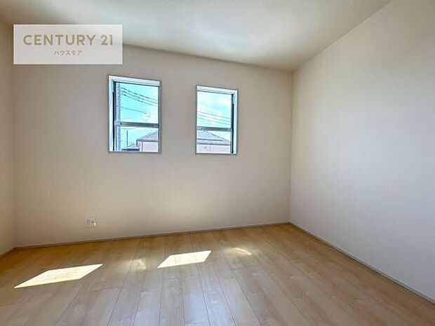 明るい室内は、風通しも良く、明るく大変居心地の良い空間となっております。リラックスして過ごせる心地の良いお部屋です!朝の目覚めがスッキリしますね!