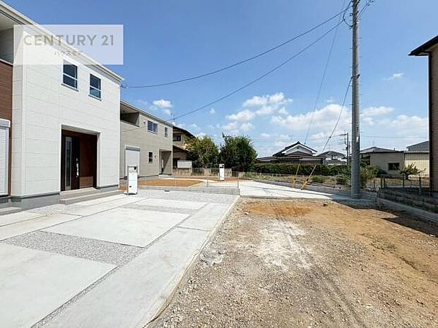 前面道路6m!陽当り良好な立地です。車庫入れが苦手な方も安心ですね。