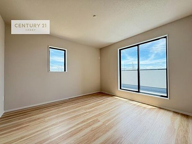 バルコニーに面している洋室です。明るく温もりがあり、換気もしっかりできます!朝起きて、外に出て背伸びをしつつ深呼吸をし良い朝を迎え入れることが出来そうですね!【現地見学会開催中】