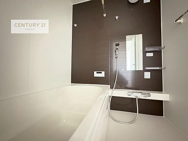 落ち着きある大人の雰囲気のバスルームは、味が出ていてバスタイムが充実!お仕事頑張っているご褒美にお好みの匂いの入浴剤を入れて、楽しんでみてはいかがでしょうか?【現地見学会開催中】